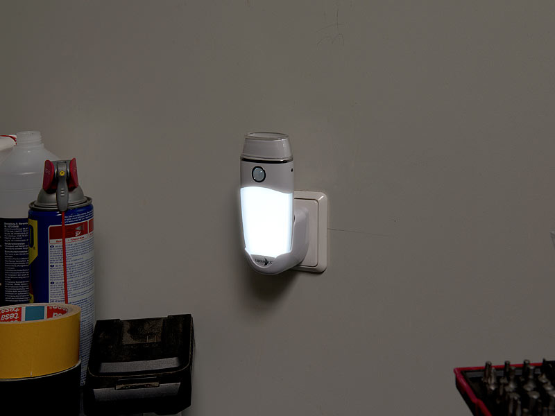 ; Solar-LED-Wandlichter mit Nachtlicht-Funktion, LED-Steckdosen-Nachtlicht mit Dämmerungssensor 